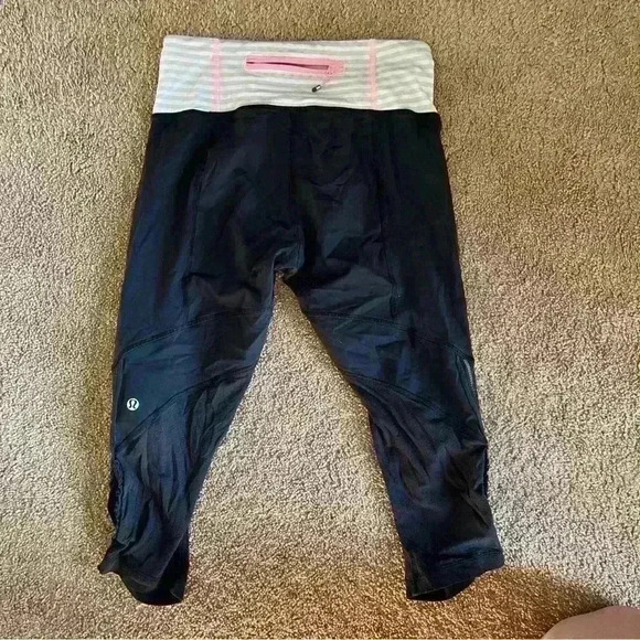 Women's Lululemon black with striped band Capri cropped Leggings size 6 euc - Picture 4 of 7